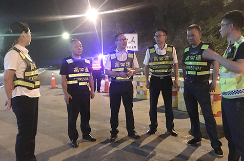 圖為集團副總經(jīng)理章海峰帶隊檢查分流準備情況 陳瑩攝99.jpg